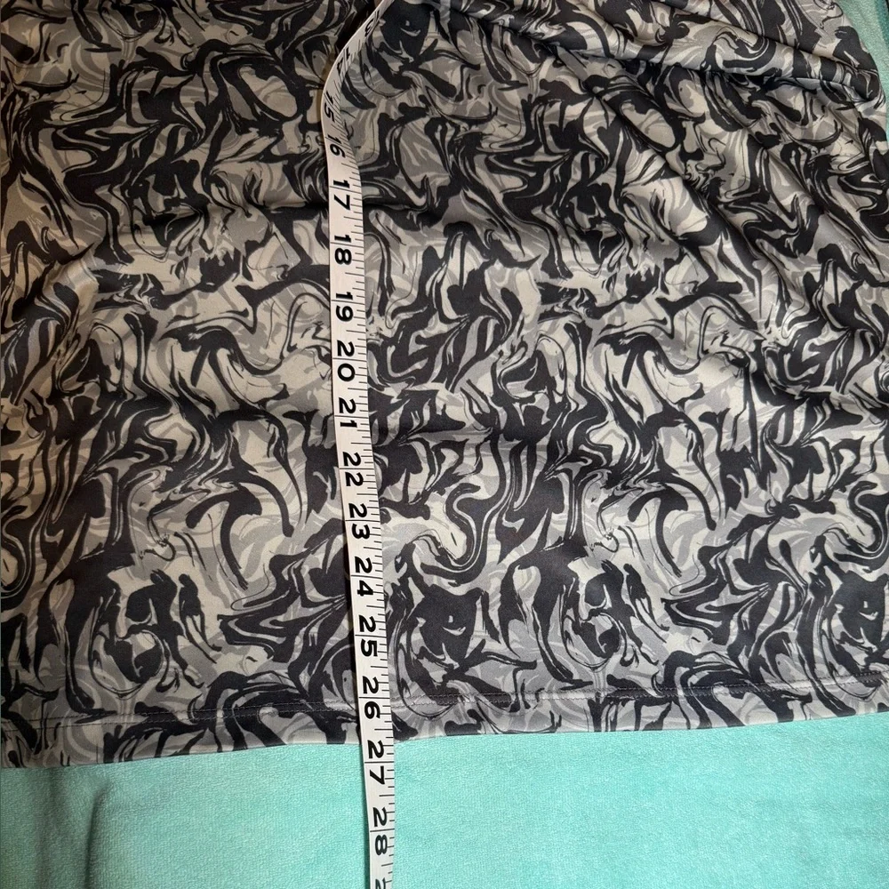Under Armor Women’s 1X Black, Gray, White Print Shirt - Picture 10 of 10